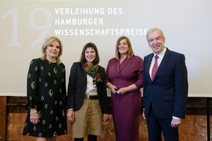 (v.l.) Eva-Maria Greve (Hamburgische Stiftung für Wissenschaften, Entwicklung und Kultur Helmut und Hannelore Gre-ve), Preisträgerin Prof. Dr. Jutta Gärtner (Direktorin Klinik für Kinder- und Ju-gendmedizin UMG), Katharina Fege-bank (Senatorin für Wissenschaft, For-schung und Gleichstellung der Freien und Hansestadt Hamburg), Prof. Dr. Edwin J. Kreuzer (Präsident der Akade-mie der Wissenschaften in Hamburg). (Bild: AdWHH/J. Wilken)