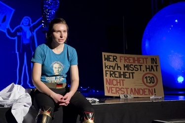 Szenenbild aus dem Stück Fridays. Future. (Bild D. Heise)