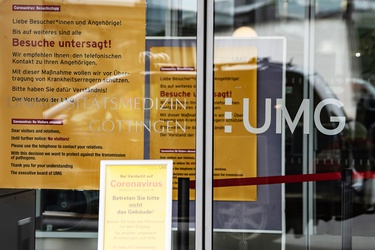Besucherstopp an UMG gilt weiter: Am Haupteingang des Universitäts-Klinikums. (Bild: umg/spförtner)