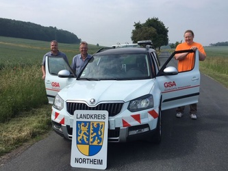 Kein Fahrzeug von Google, sondern der Gesellschaft für Straßenanalyse (GSA) tourt derzeit durch das Kreisgebiet. Auf das Ergebnis sind gespannt (v. l. n. r.) Michael Mocha (Fachbereichsleiter Gebäude und Verkehrsinfrastruktur), Holger Lambrecht (Mitarbeiter Gebäude und Verkehrsinfrastruktur) sowie Jens Baade von der GSA (Bild: LK Northeim)