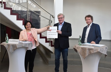 Das Land fördert den weiteren Breitbandausbau im Landkreis Northeim mit 7,2 Mio. Euro. Dafür hat Landrätin Astrid Klinkert-Kittel (links) jetzt die Förderbescheide von Wirtschaftsminister Dr. Althusmann (Bildmitte) erhalten. Auch Landtagsabgeordneter Uwe Schwarz (rechts) freut sich über die Unterstützung des Landes. (Bild: Landkreis Northeim)