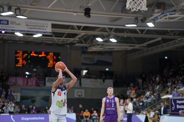 Derrick Alston Jr. wirft den letzten Freiwurf beim Rostocker Sieg in Göttingen (Foto: Robert Roggenkamp)